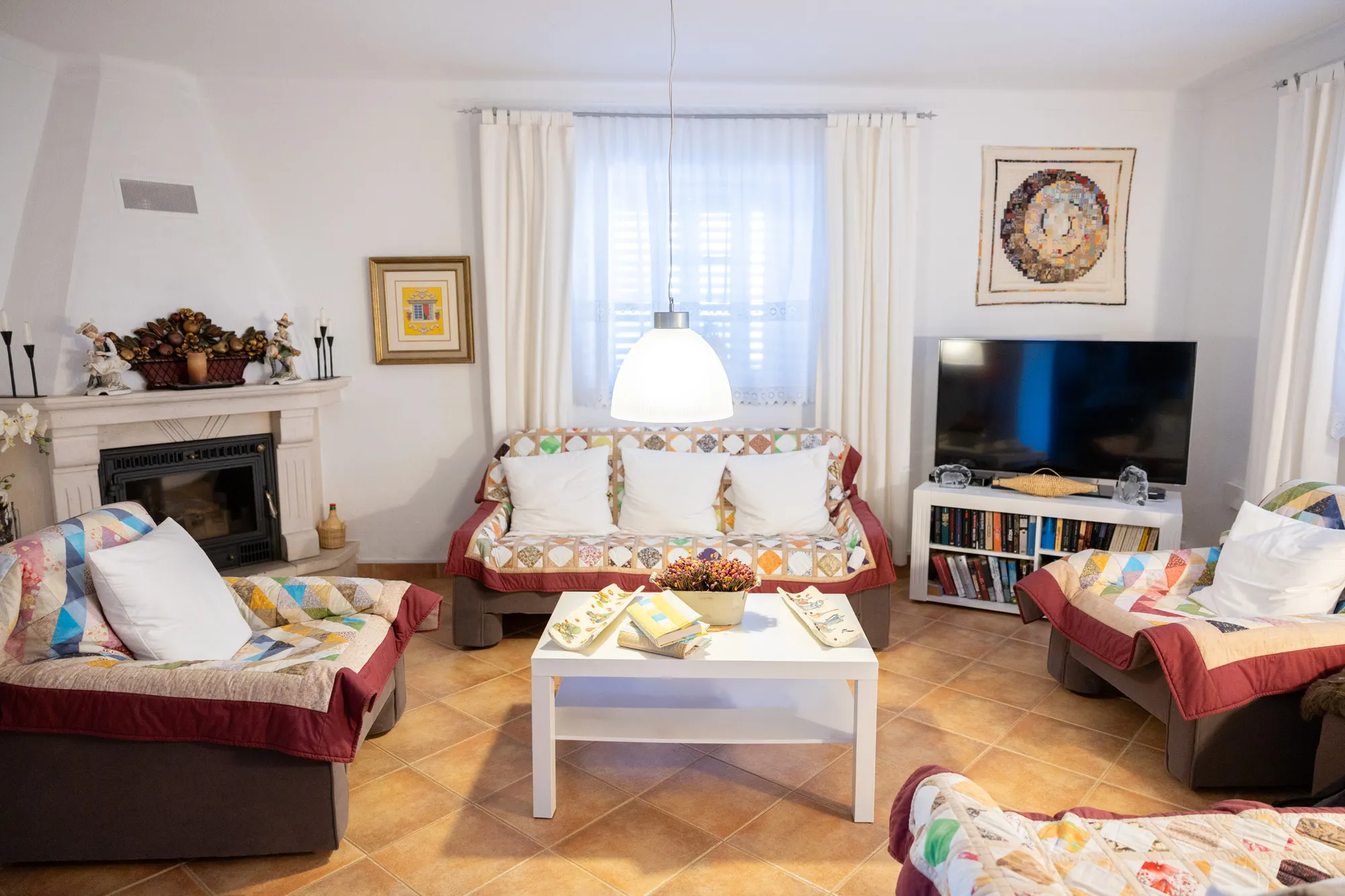 Sala de estar com lareira, sofás e televisão