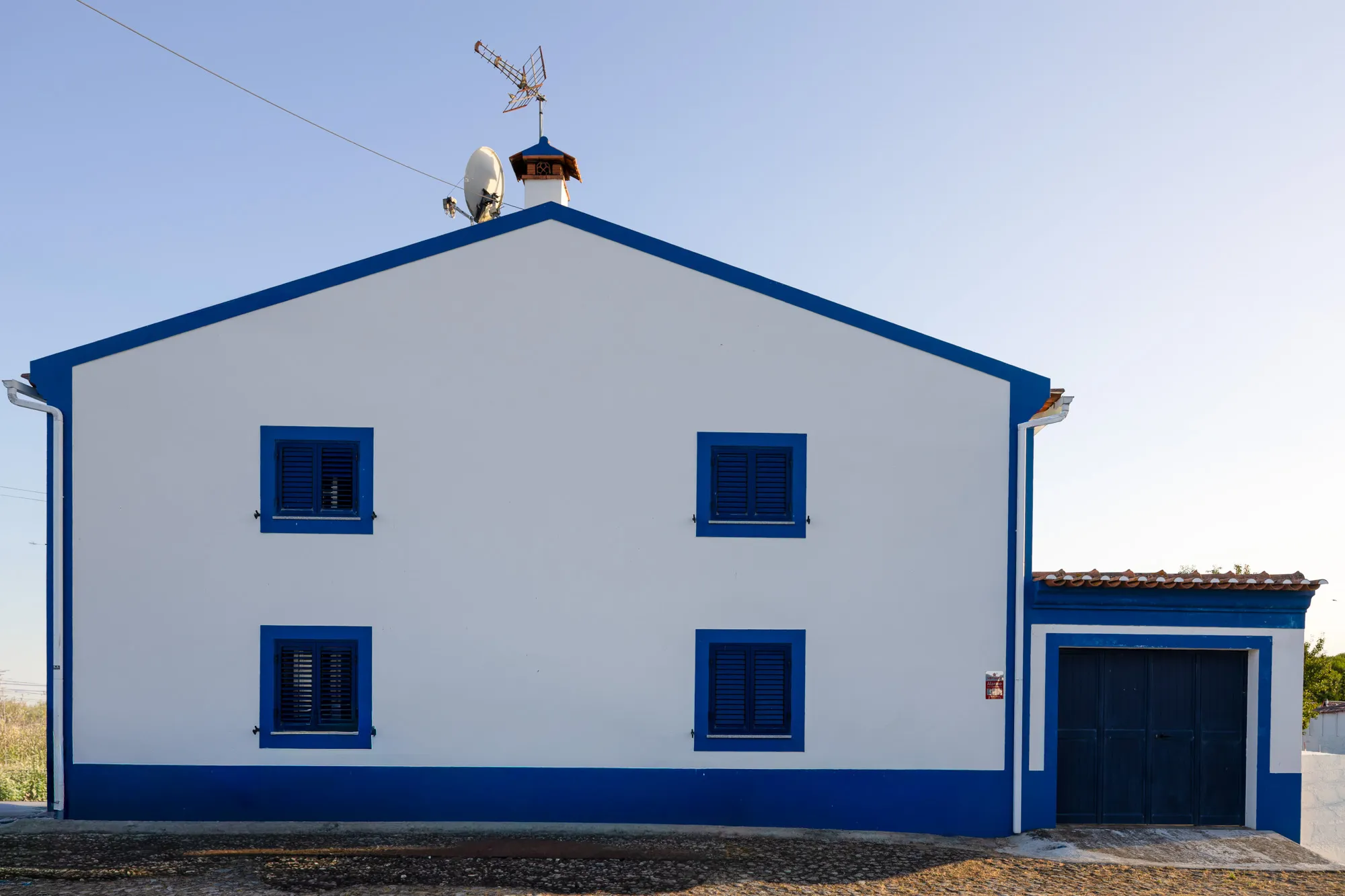 Fachada caiada com barra azul