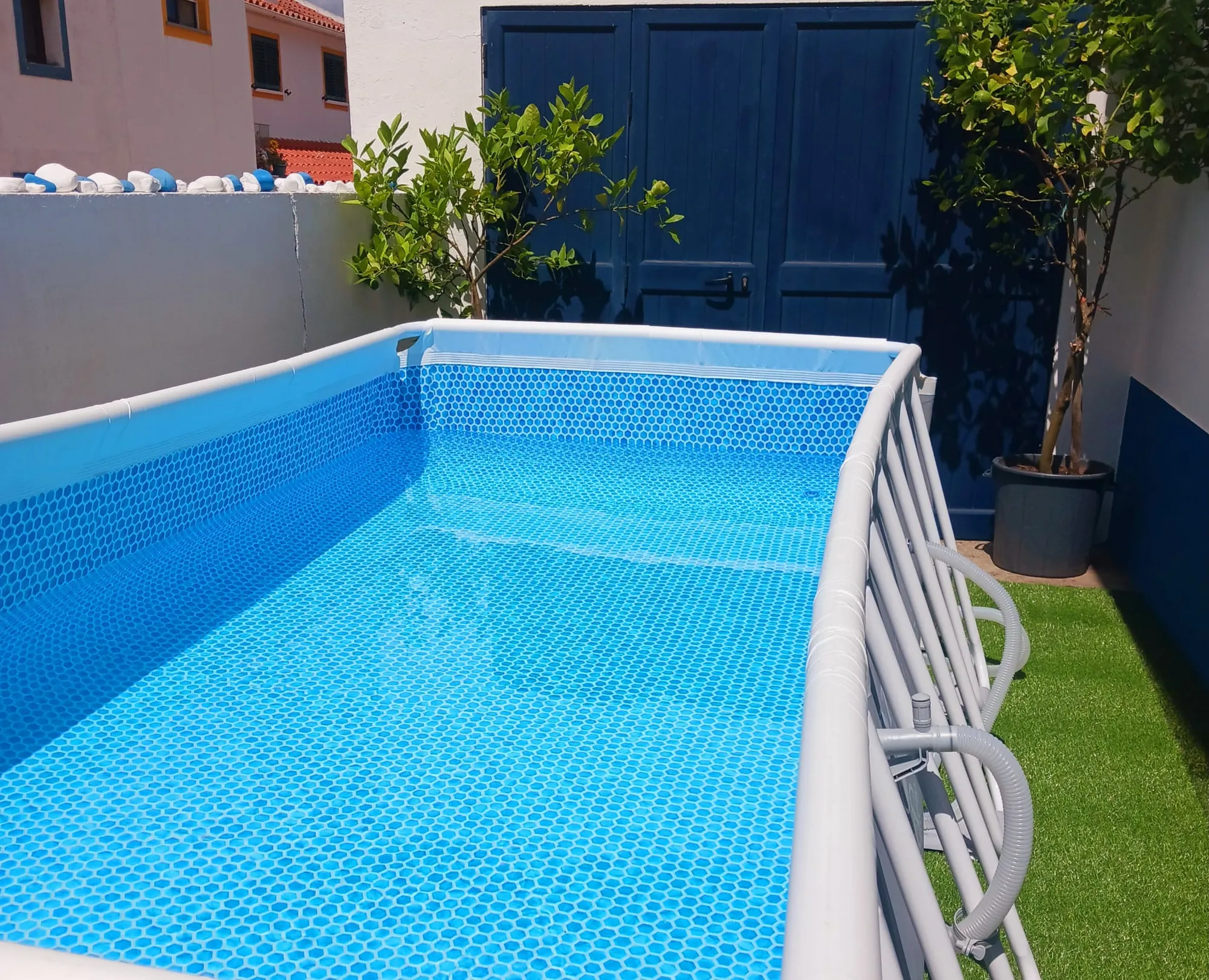 Piscina no pátio da casa