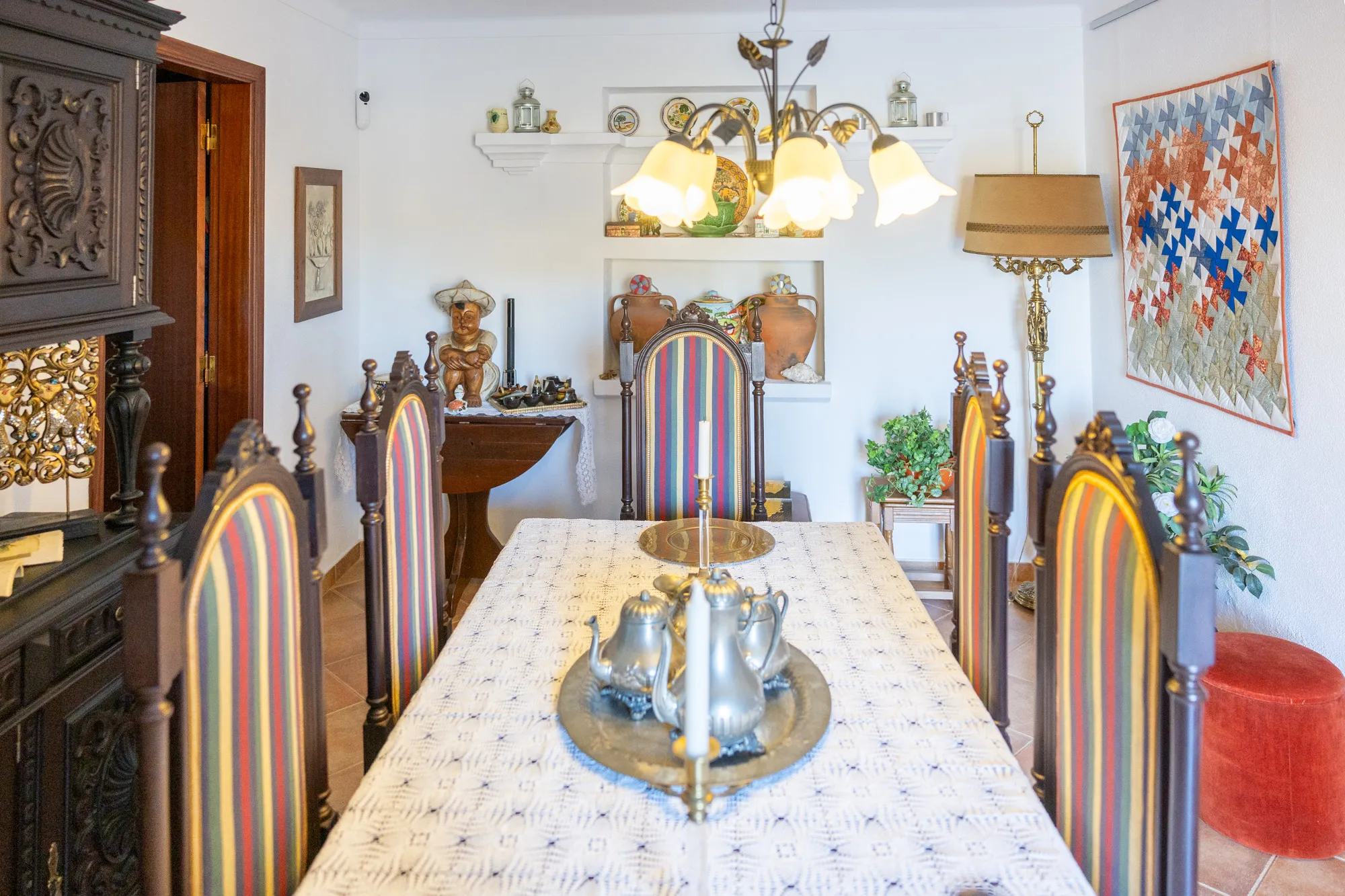 Sala de jantar, mesa posta para a família