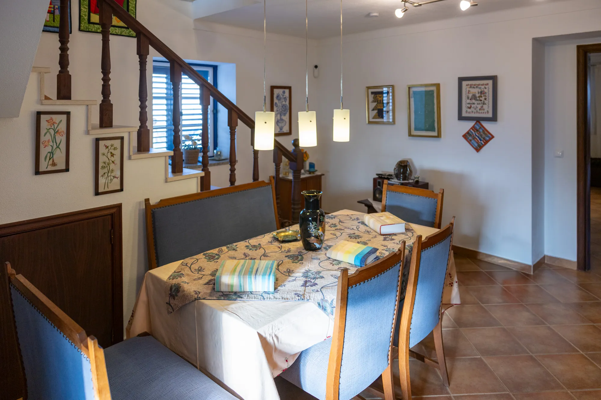 Sala de jantar com mesa posta